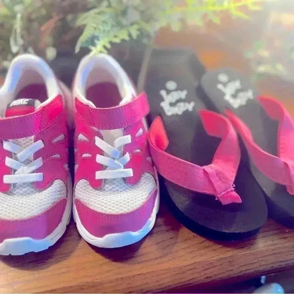 SELLING AS A LOT BITH SIZE 9 NIKE SNEAKERS & ITZY BITZY FLIP FLOPS - Picture 1 of 10